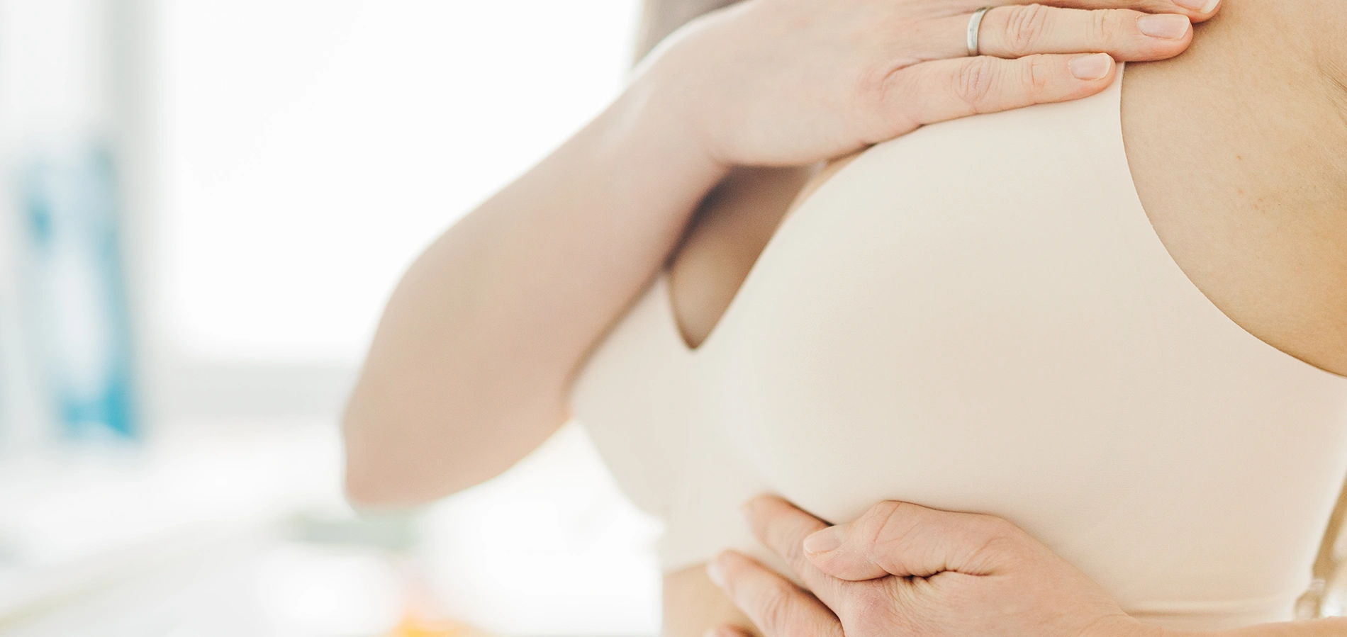 Frau hält ihre Hände ober- und unterhalb der Brust