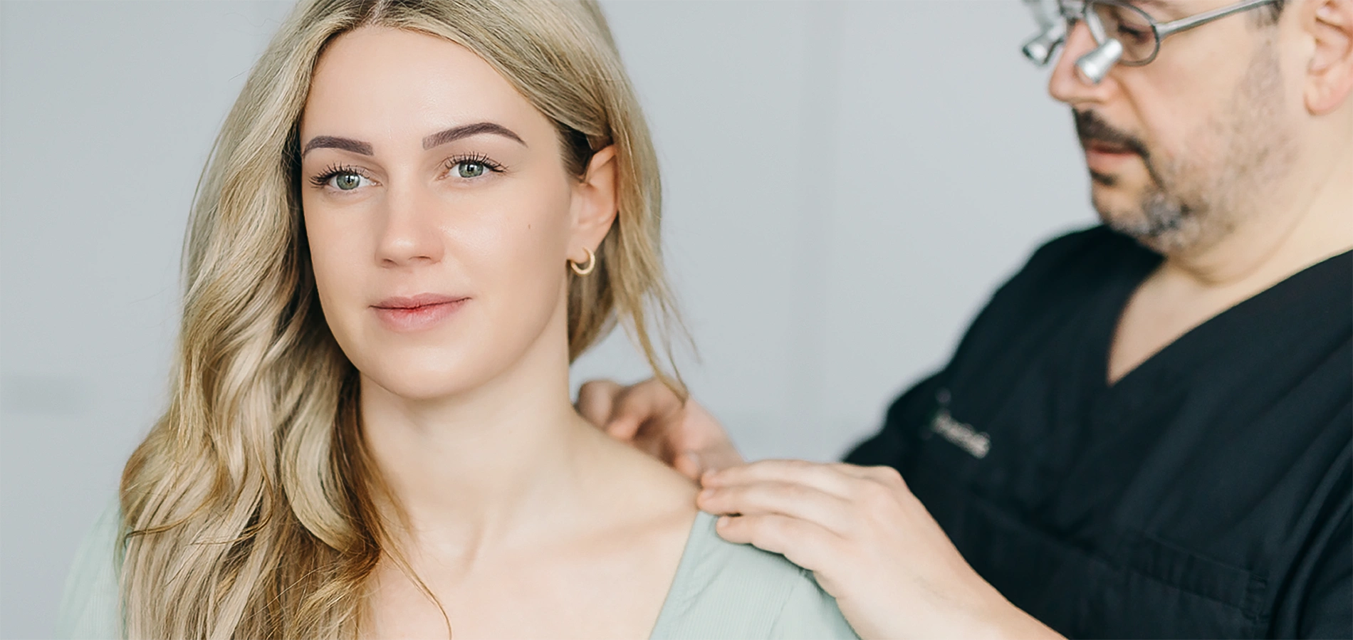 Junge Patientin bei der Hautkrebsvorsorge