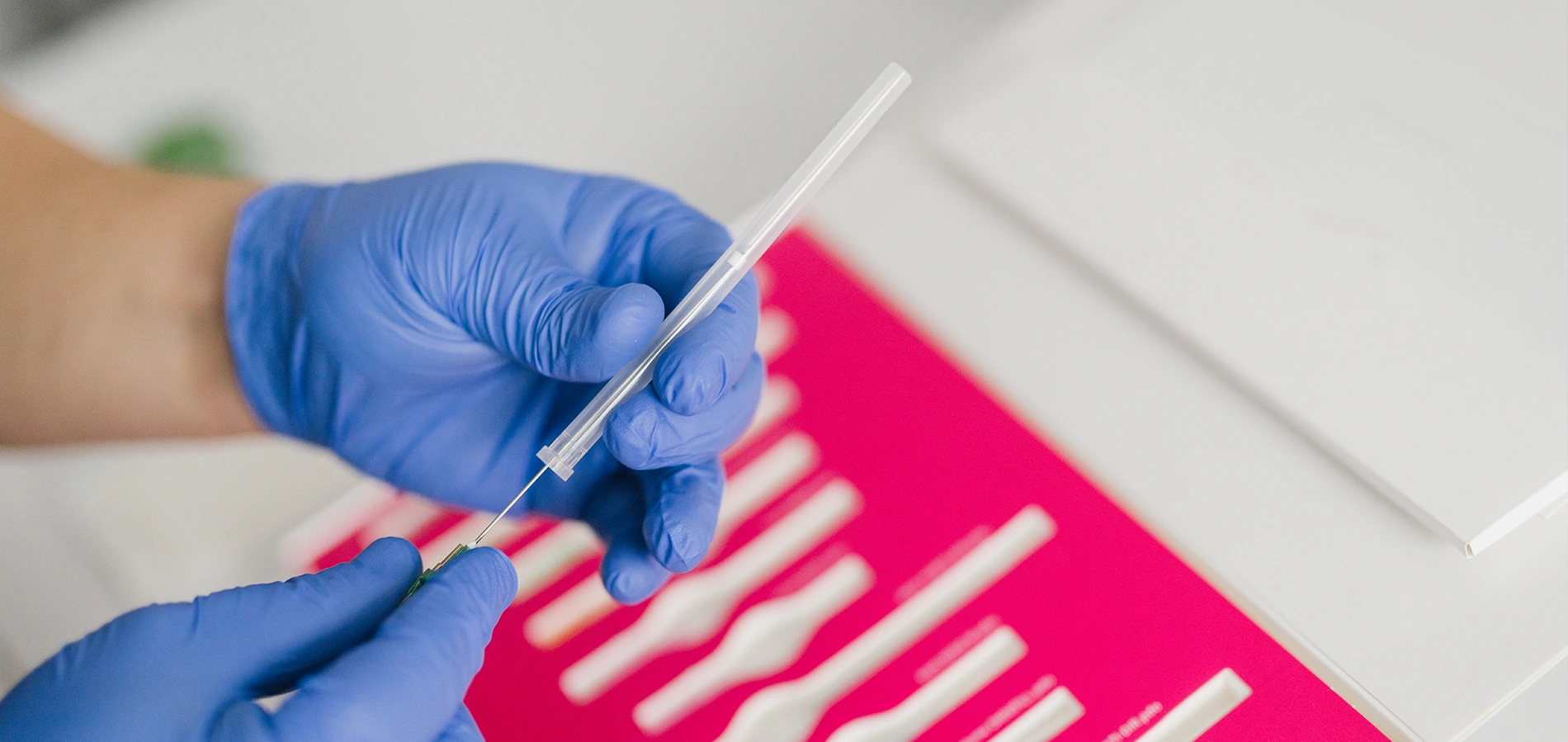 Detailaufnahme beim herausziehen der Nadel aus der Kappe