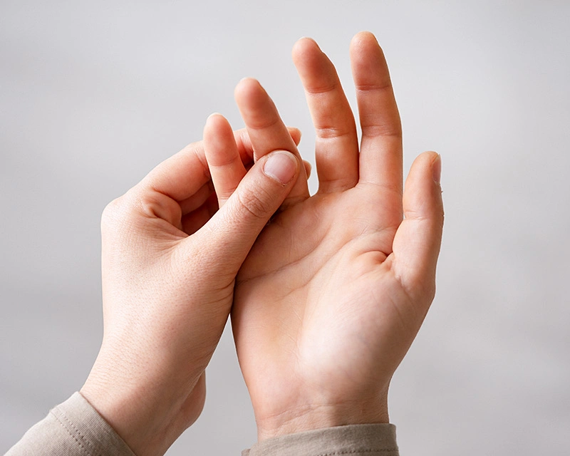 Frau Hand mit Schmerzen am Fingergelenk